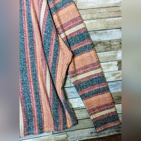 Coco + Jaimeson Fuzzy Soft Stripe Hi/Lo Drop Shoulder Tunic - Picture 15 of 16